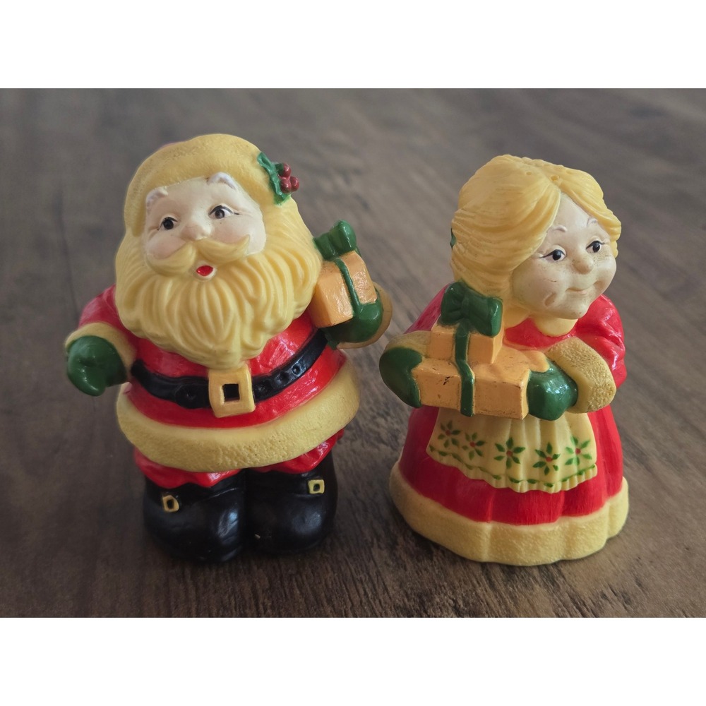 Vintage Hallmark Santa and Mrs Claus Salt and Pepper Shakers Set Red Green 3"